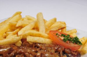 Mehr über den Artikel erfahren Die Kunst des Jägerschnitzels: Eine kulinarische Reise durch Geschichte, Zubereitung und Variationen