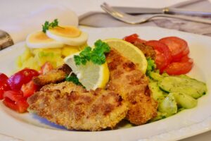 Mehr über den Artikel erfahren Die Kunst des Schnitzels: Eine tiefgründige Reise durch ein kulinarisches Meisterwerk